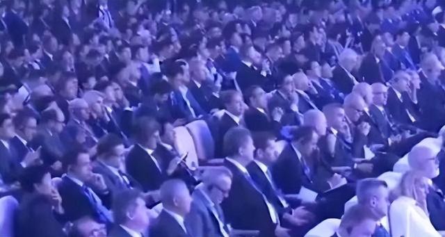 德国队主帅辞职，留任愿望落空，其年薪约700万至800万欧元，若被解雇将获七位数遣散费，德国足协：在沉重打击后，不能让一切简单回归原样